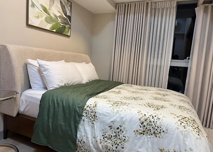Uptown Parksuites Balcony Mall View Apartment *
