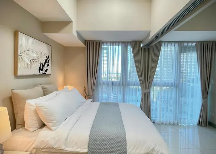 Uptown Parksuites Balcony Mall View * Manila