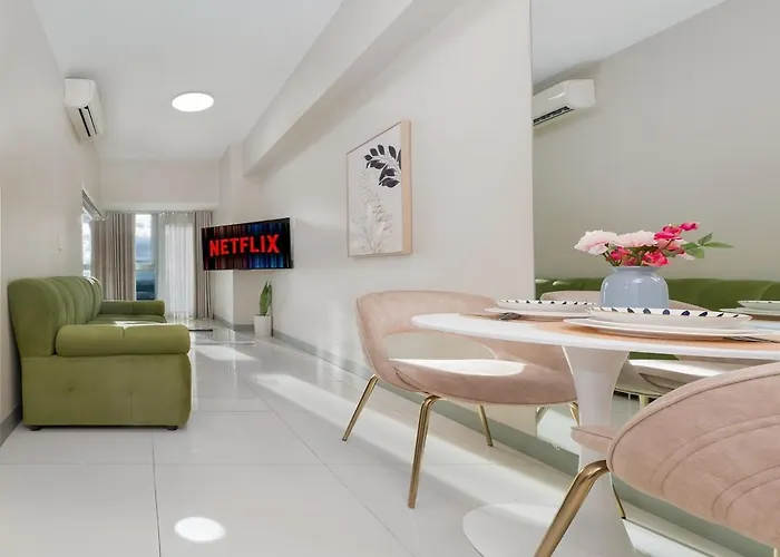 Uptown Parksuites Balcony Mall View Apartment Manila